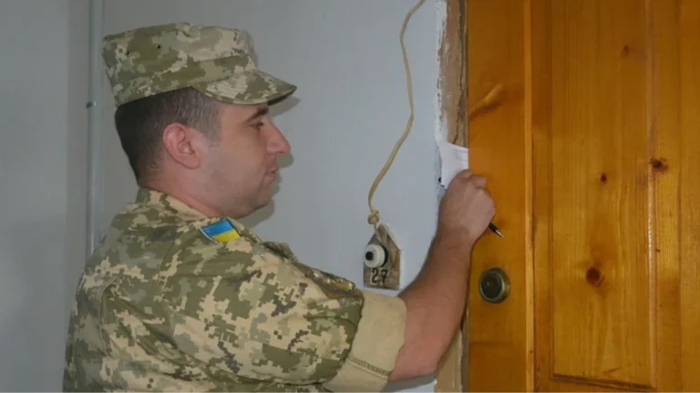 Що робити якщо повістку залишили в дверях