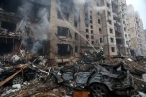 Шрапнельна ракета РФ вдарила по Києву: пошкоджено будинки та авто
