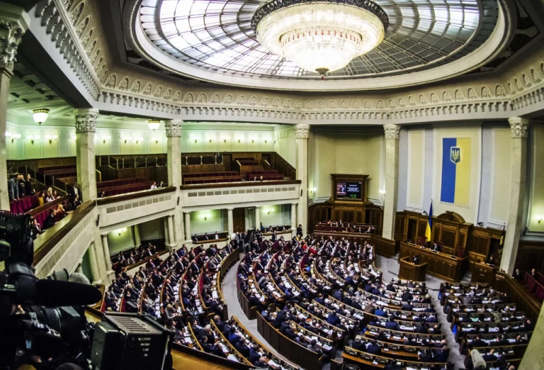 Скільки читань проходить законопроект у Верховній Раді