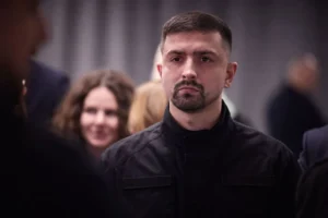 Герман Сметанин в черной куртке после заявления об отставке с Укроборонпрома