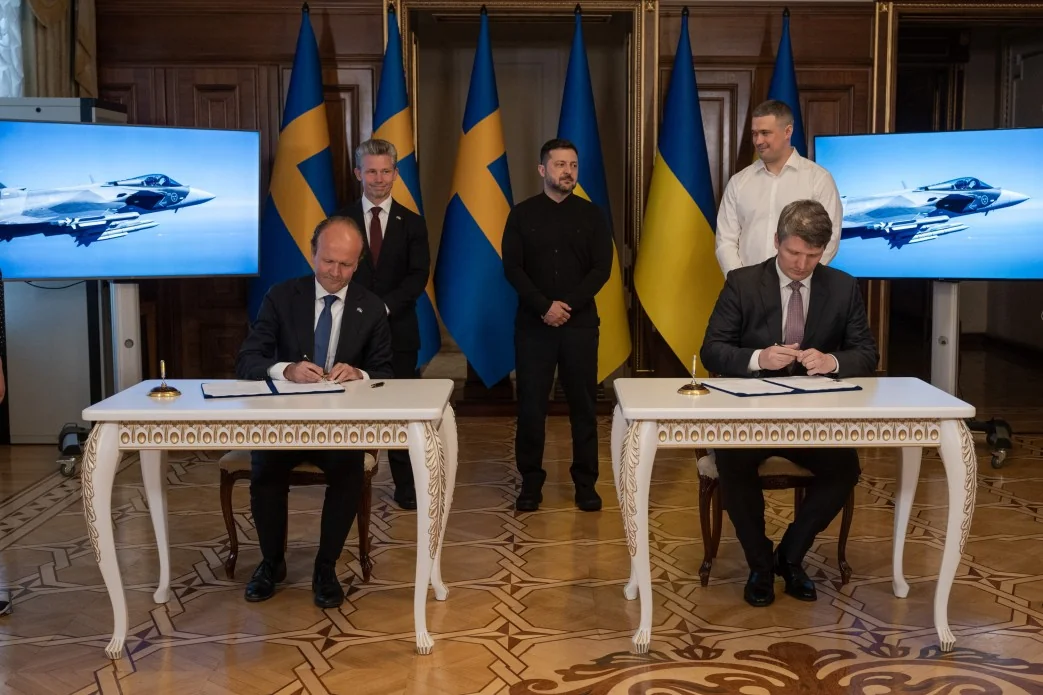 Кір Стармер підписує угоду про 16 літаків для України зі Швецією