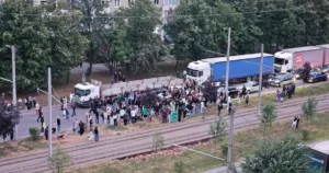 Толпа блокирует автомобиль ТЦК на проспекте Красной Калины во Львове
