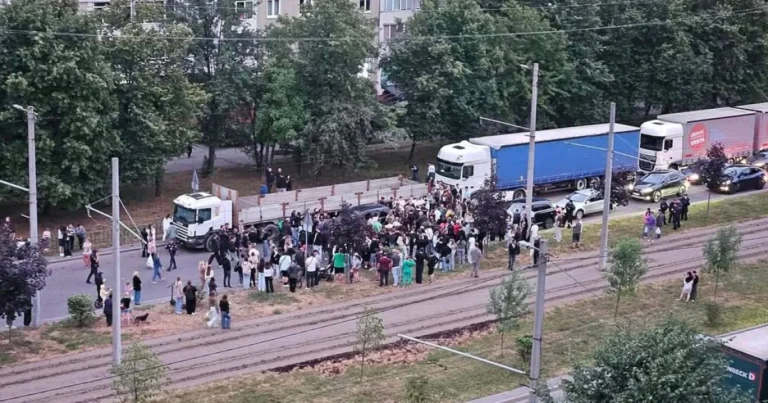 Толпа блокирует автомобиль ТЦК на проспекте Красной Калины во Львове