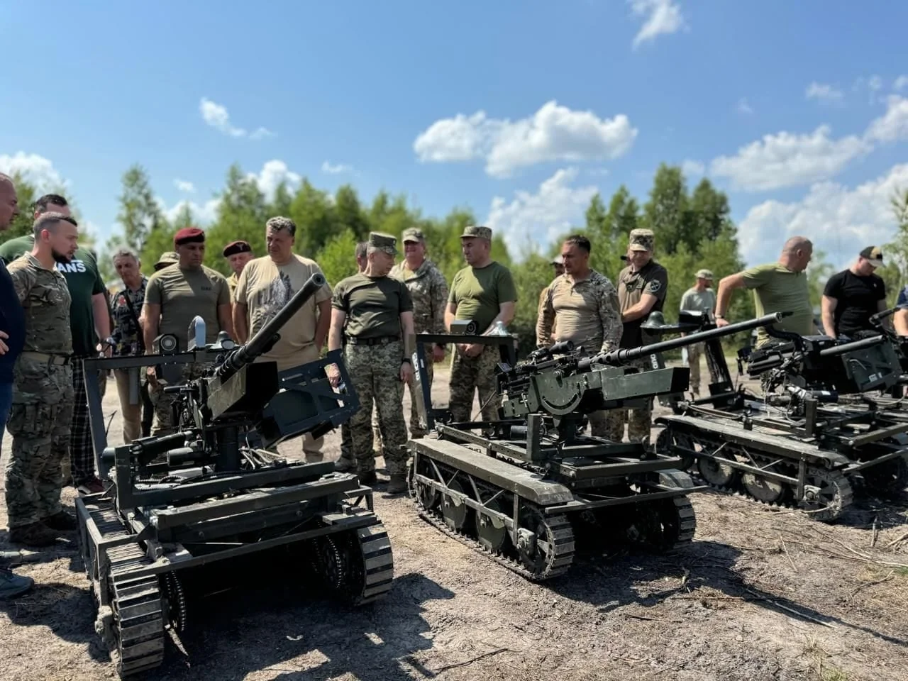 Военные ВСУ демонстрируют наземные роботизированные комплексы с пулемётами на фронте