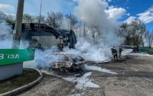 Рятувальники гасять палаючий автомобіль на пошкодженій АЗС у Харкові