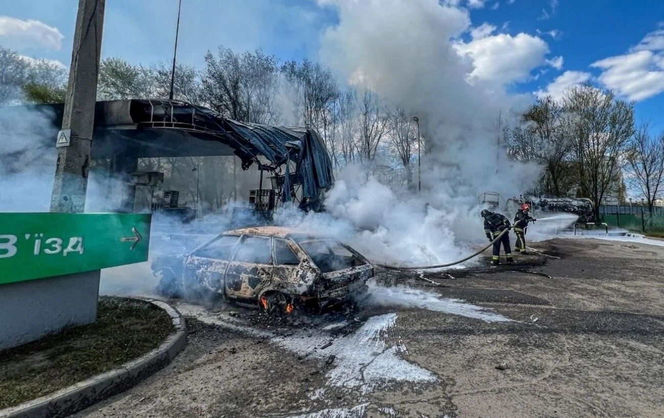Рятувальники гасять палаючий автомобіль на пошкодженій АЗС у Харкові