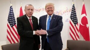 Дональд Трамп и Реджеп Тайип Эрдоган пожимают руки на встрече по снятию санкций с Турции