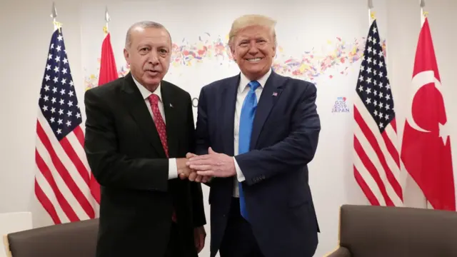 Дональд Трамп и Реджеп Тайип Эрдоган пожимают руки на встрече по снятию санкций с Турции