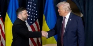 Трамп и Зеленский пожимают руки на встрече у флагов США и Украины