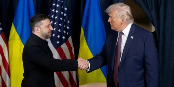 Трамп и Зеленский пожимают руки на встрече у флагов США и Украины