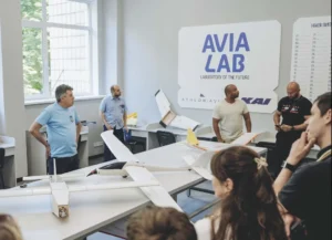 Студенти та викладачі КАІ в лабораторії AVIA Lab з моделями дронів