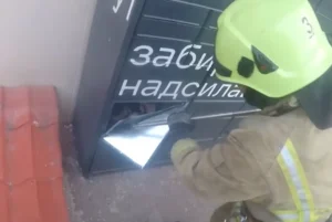 Рятувальник відкриває поштомат, у якому замкнулася дівчина в Рівному