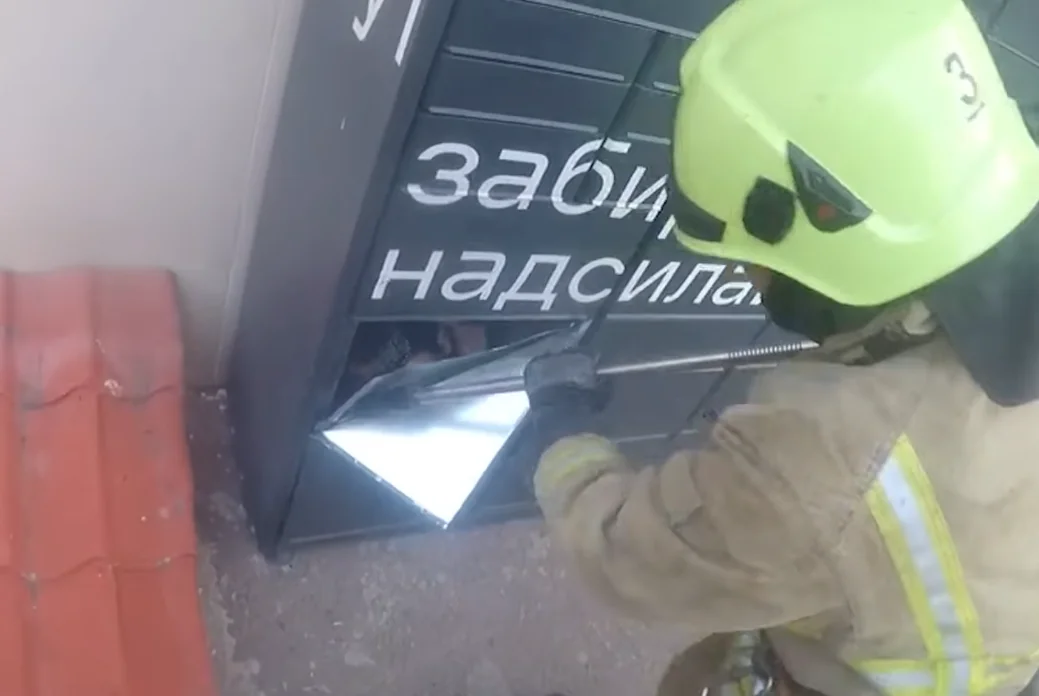 Рятувальник відкриває поштомат, у якому замкнулася дівчина в Рівному