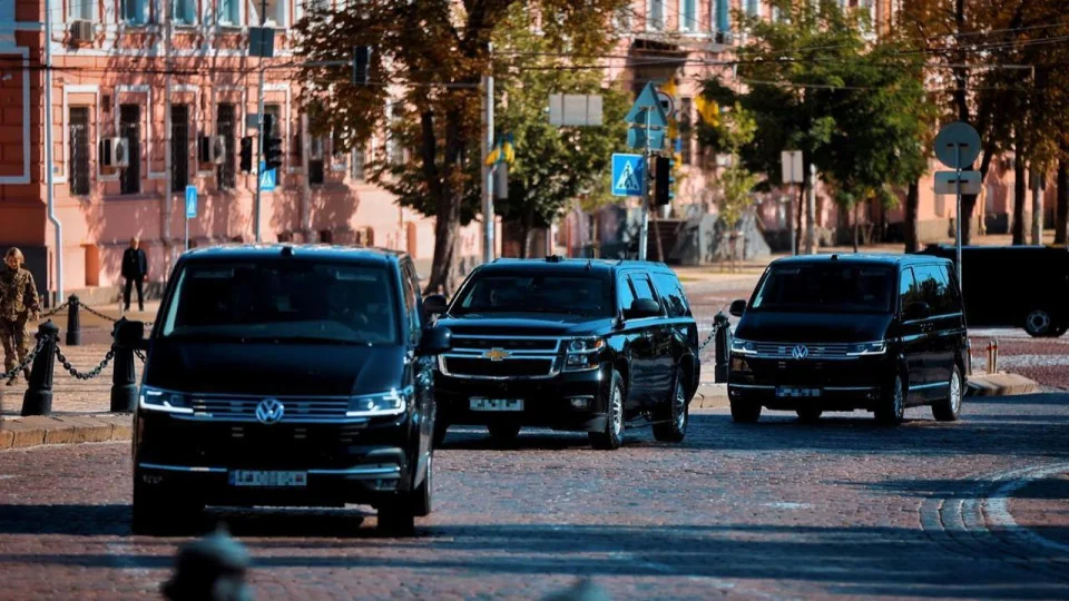 Колонна черных автомобилей делегаций в центре Киева во время ограничения движения