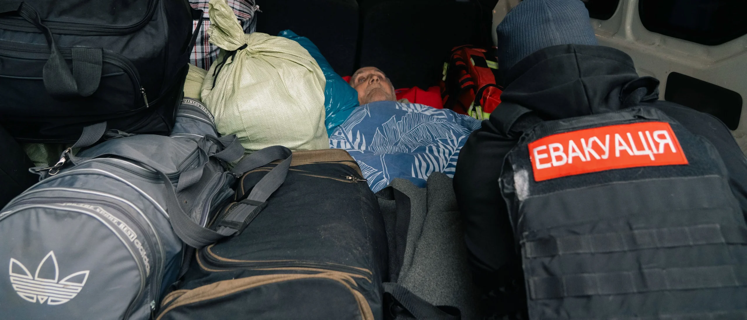 Эвакуация людей с вещами в транспорте в Вишневом из-за вредного дыма