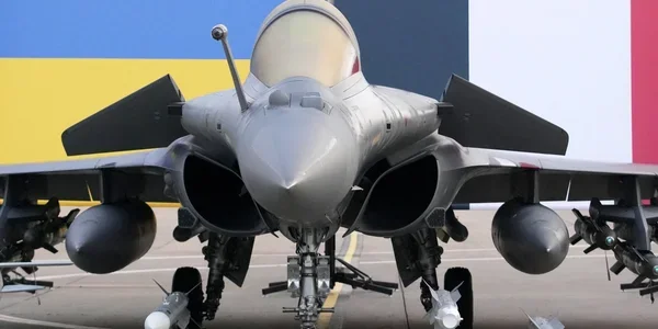 Истребитель Rafale на фоне флагов Украины и Франции