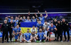 Сборная Украины празднует победу над Ираном в волейбольной Лиге наций