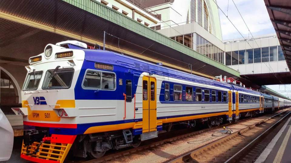 Електропоїзд УЗ ЕПРМ 501 Київ City Express на вокзалі, проїзд в якому подорожчає з 22 липня Готовий alt (рекомендую): Електропоїзд УЗ ЕПРМ 501 Київ City Express на пероні вокзалу, проїзд в якому подорожчає з 22 липня