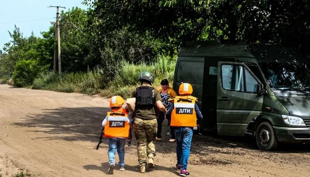 Уряд затвердив примусову евакуацію дітей без батьків із зони бойових дій