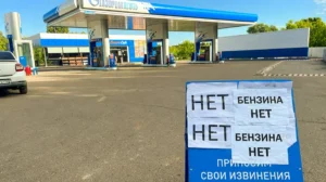 Вчителі на заправках: РФ бореться з дефіцитом пального