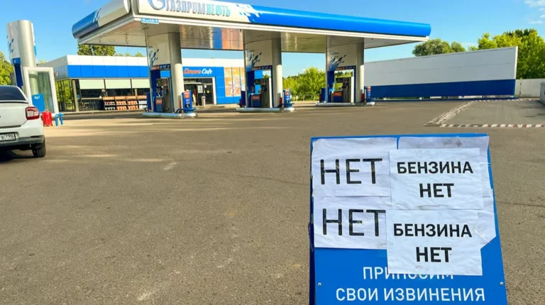 Вчителі на заправках: РФ бореться з дефіцитом пального