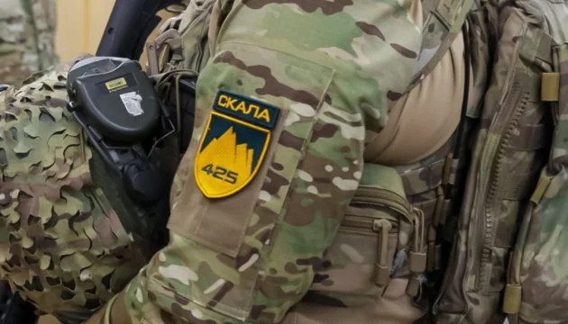 Нашивка 425-го штурмового полку «Скеля» на камуфляжній формі