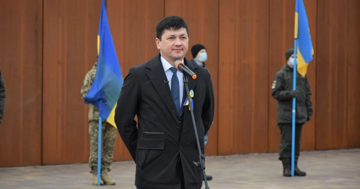 Виталий Ким выступает на мероприятии с флагами Украины и военнослужащими