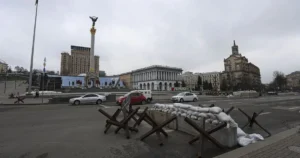 Барикади на Майдані Незалежності в Києві під час воєнного стану