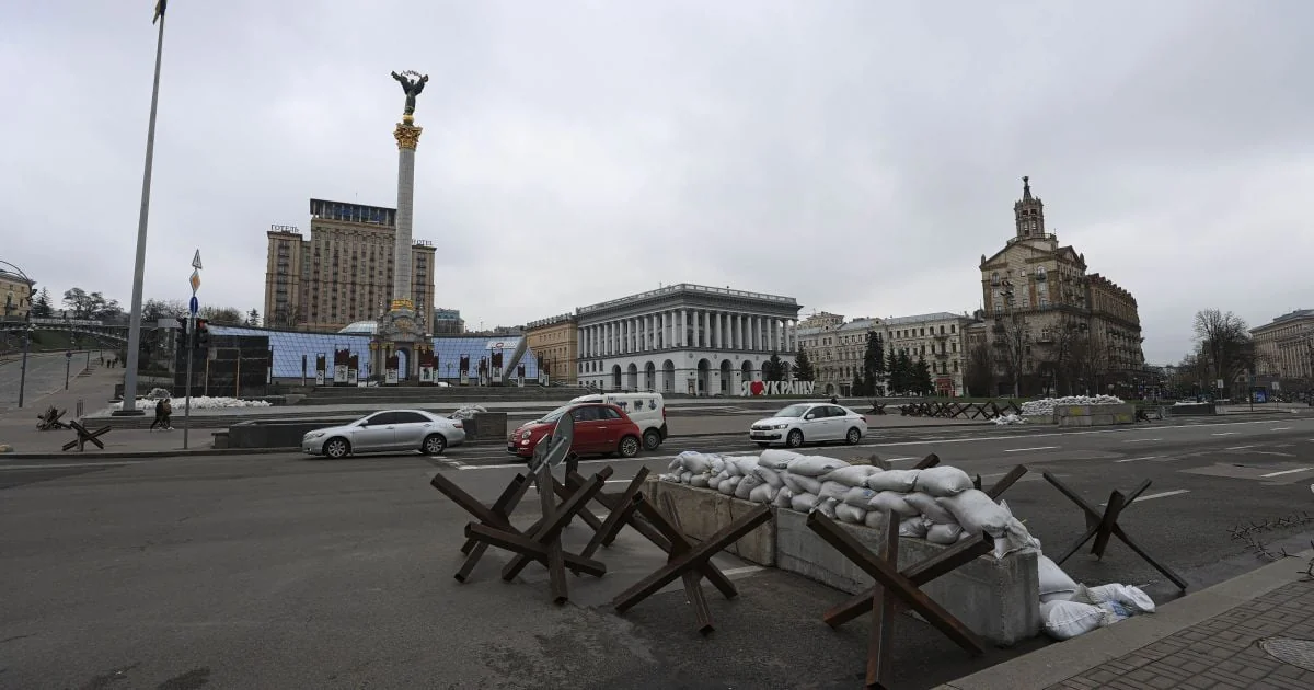 Барикади на Майдані Незалежності в Києві під час воєнного стану