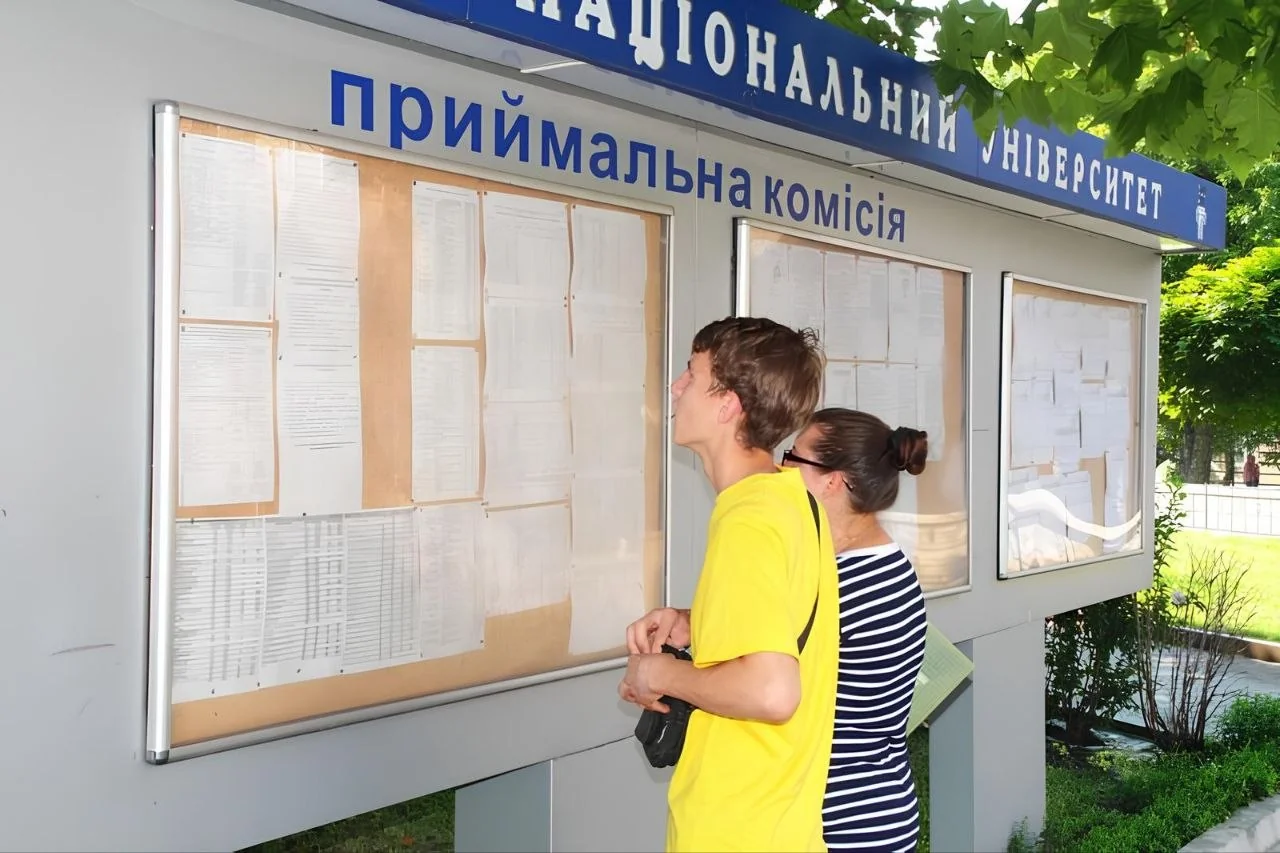 Абітурієнти перевіряють порогові бали вступу 2026 на дошці приймальної комісії