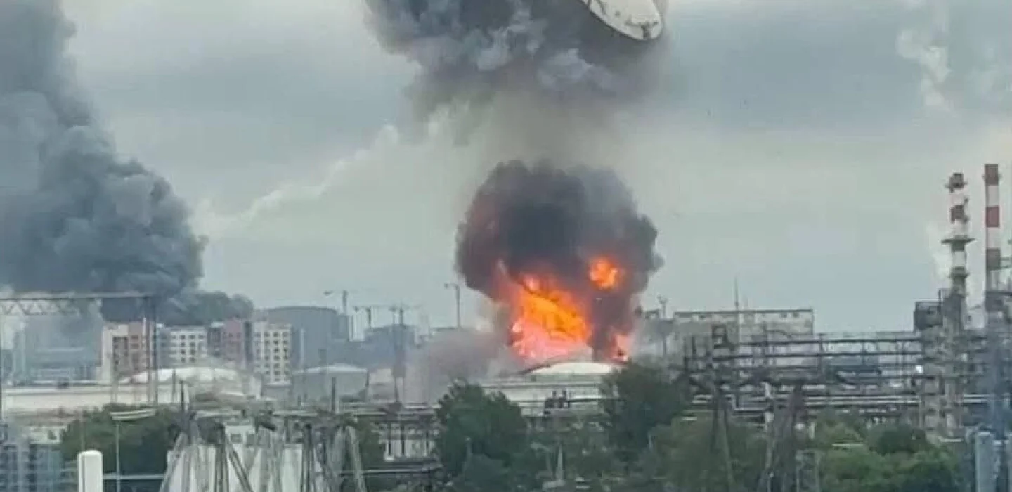 Взрывы и пожар на промышленном объекте в Вишнёвом во время атаки
