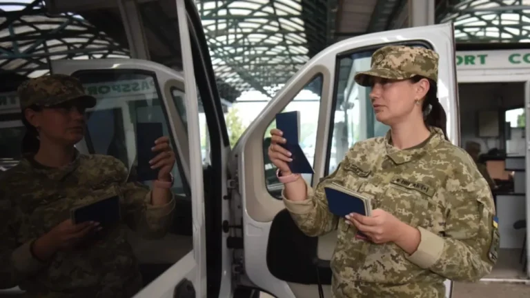 Виїзд військовослужбовців за кордон під час воєнного стану