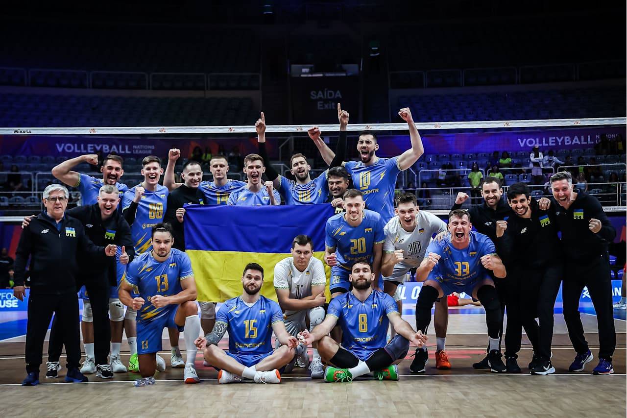 Збірна України з волейболу святкує з прапором у Лізі націй