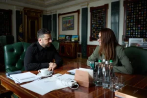 Володимир Зеленський та Юлія Свириденко під час зустрічі в кабінеті