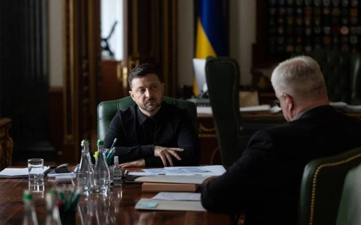 Президент Зеленський на зустрічі щодо перезавантаження посольств з дипломатичною командою