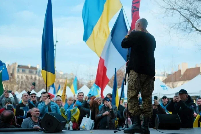 Зеленський виступає на мітингу з українськими прапорами перед натовпом