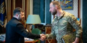 Зеленський тисне руку генералу Хмарі після призначення міністром оборони