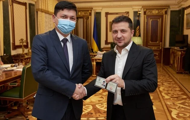Зеленський вручає посвідчення новим керівникам Київської та Миколаївської ОВА