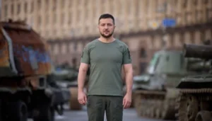 Володимир Зеленський на тлі військової техніки під час війни з Росією