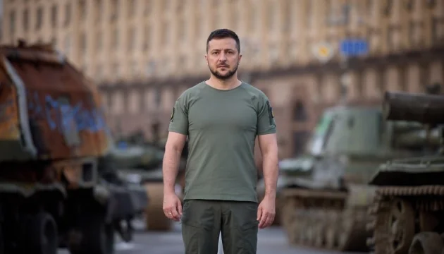 Володимир Зеленський на тлі військової техніки під час війни з Росією