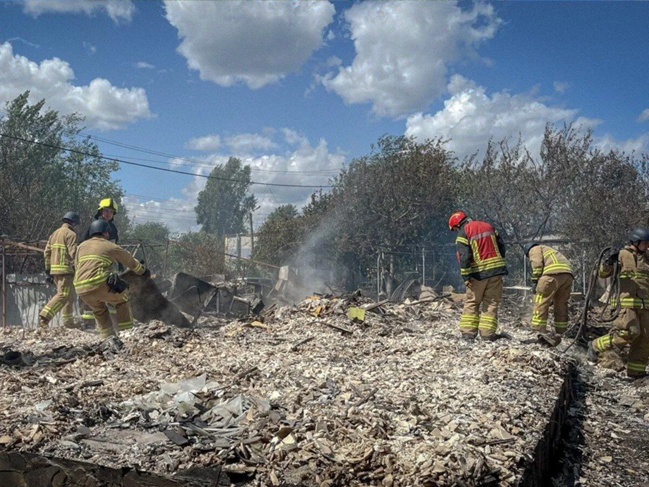 Рятувальники розбирають завали після удару по складу «Укроборонпрому» у Вишневому