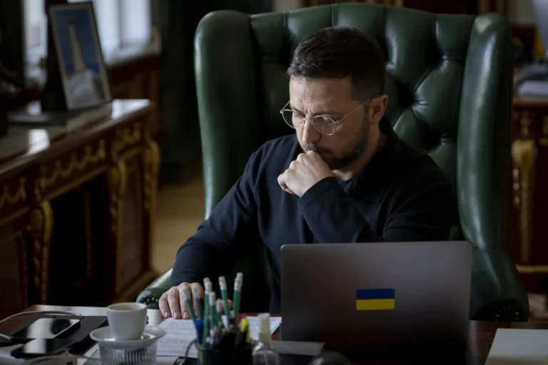 Зеленський в окулярах: чому президент України почав носити їх і як це змінило його образ