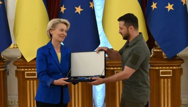 Зеленский вручает фон дер Ляйен орден Европы на фоне флагов ЕС и Украины