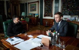 Володимир Зеленський заслуховує доповідь глави Нафтогазу в кабінеті