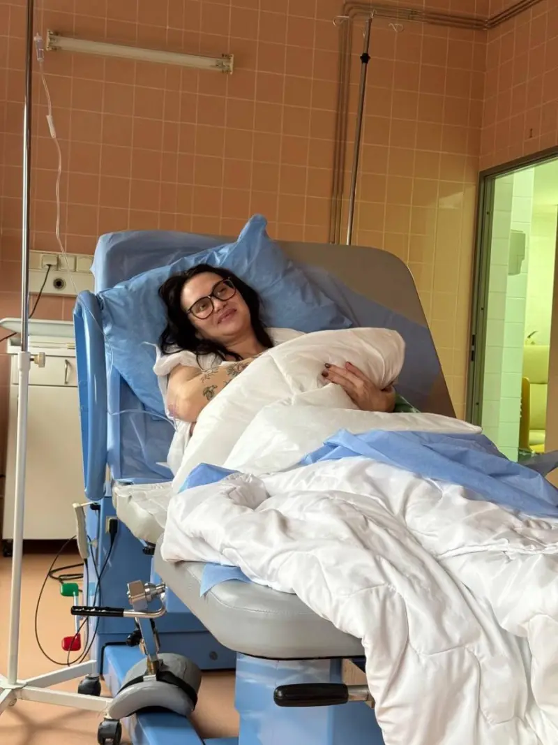Алла Волкова у лікарняному ліжку після народження доньки Варвари