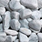 Білі камені біля стін: чому шкода проявляється пізніше