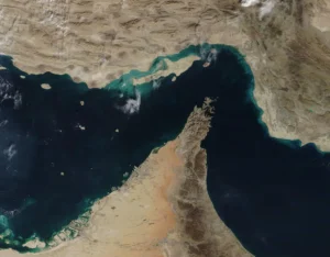 Супутниковий знімок Ормузької протоки з темними водами Перської затоки та пустельними берегами Ірану