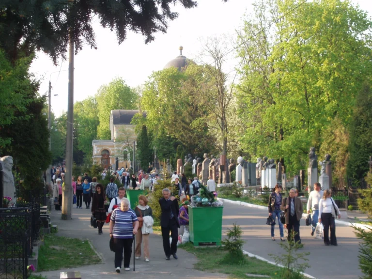 Коли всесвітні проводи: точні дати, традиції та глибокий сенс поминання предків