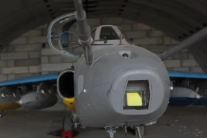 Ніс сірого штурмовика Су-25 з відкритим ліхтарем кабіни в ангарі