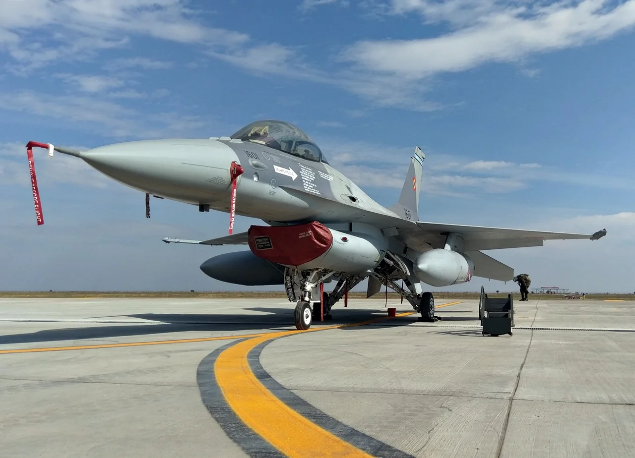Румунський винищувач F-16 на злітній смузі під блакитним небом